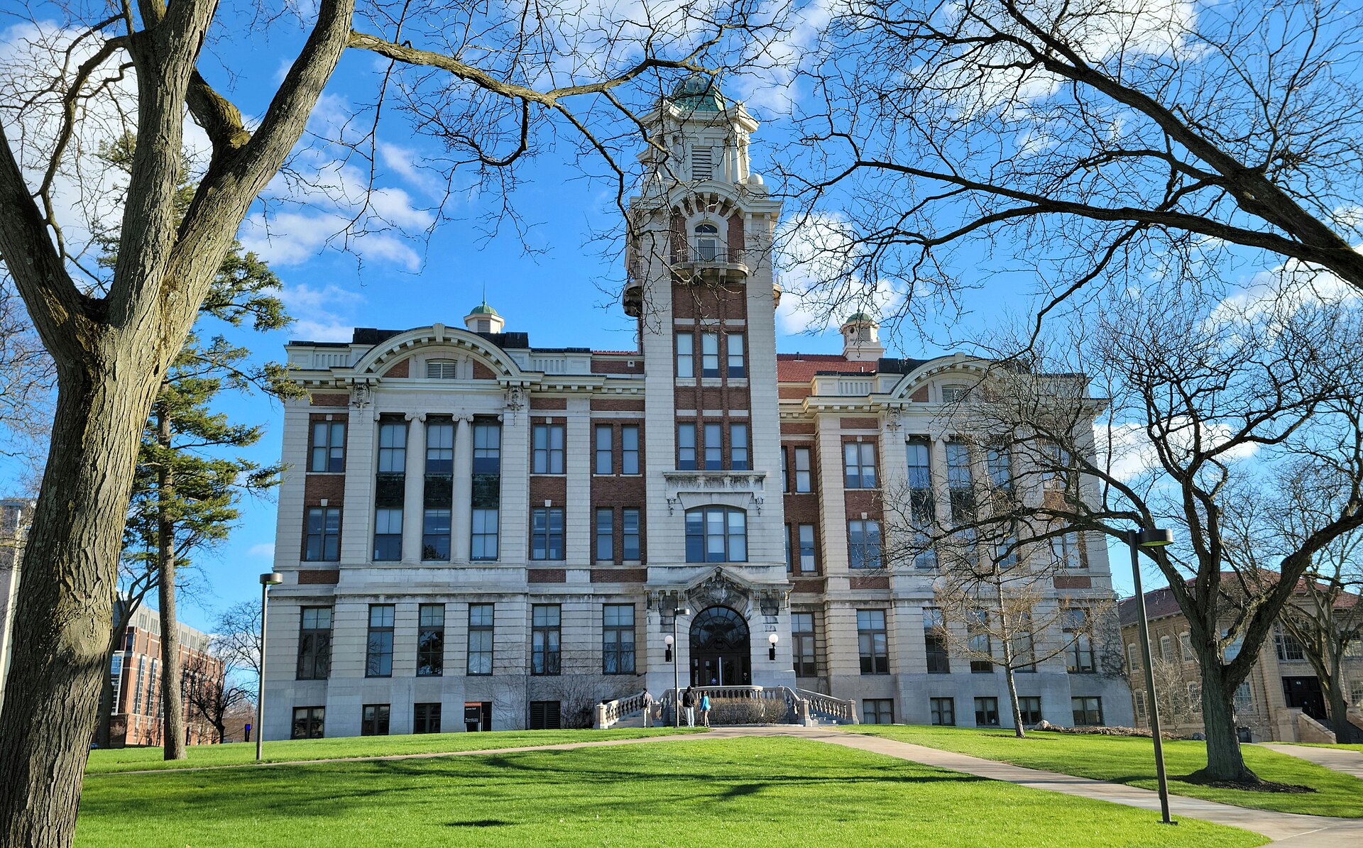 大学阶梯教室中教师讲授，投影显示代码与模型
