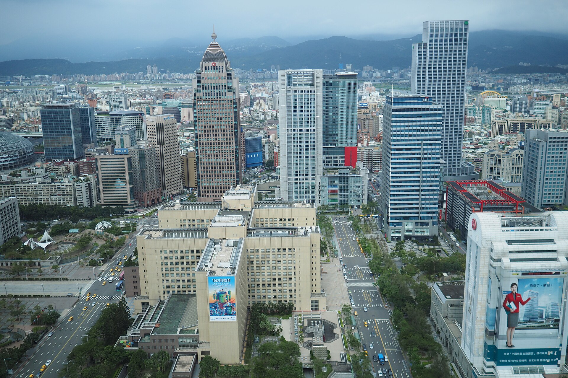 城市金融区高楼林立，玻璃幕墙建筑组成现代金融中心天际线